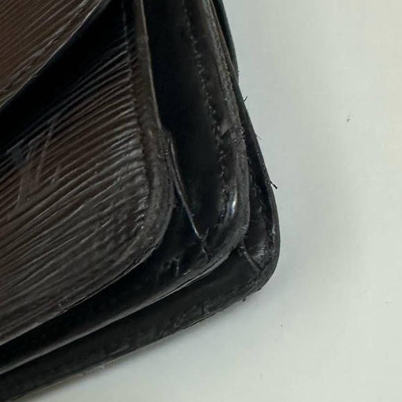 ✨Beautiful✨ Louis Vuitton Epi Leather Crossbody - Picture 7 of 11